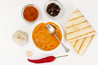 Humus köri, zerdeçal, beyaz Backgrou üzerinde çiğ Nohut ile