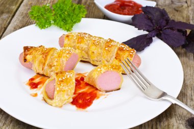 Pasta susam ile ızgara sosis