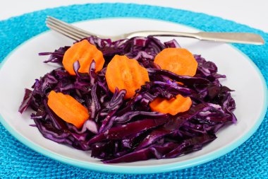 Bitkisel yağ ile kırmızı lahana salatası. Diyet gıda