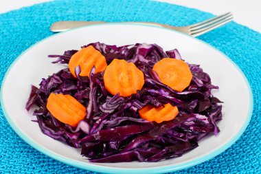 Bitkisel yağ ile kırmızı lahana salatası. Diyet gıda