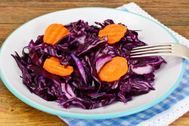 Bitkisel yağ ile kırmızı lahana salatası. Diyet gıda