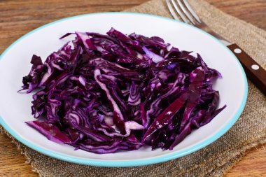 Bitkisel yağ ile kırmızı lahana salatası. Diyet gıda