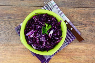 Bitkisel yağ ile kırmızı lahana salatası. Diyet gıda