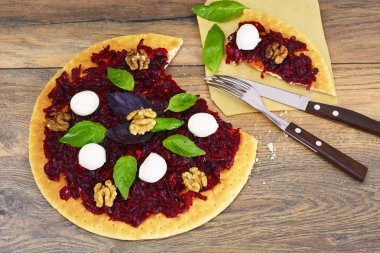 Pizza pancar, fındık, peynir, Mozzarella ve fesleğen ile