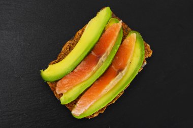 Avokado ve somon sandviç