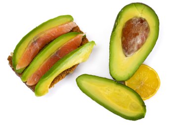 Avokado ve somon sandviç