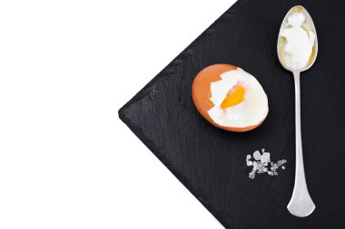 siyah arka plan üzerine haşlanmış yumurta