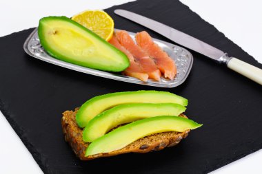 Limon avokado ve somon