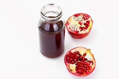 Hafif bir arka plan üzerinde taze nar suyu