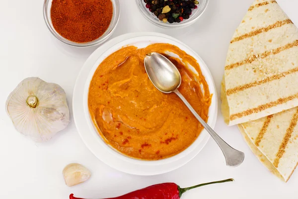 Hummus con curry, cúrcuma, garbanzos crudos en el fondo blanco — Foto de Stock