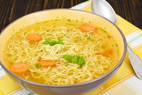 Sabrosa sopa de pollo con fideos chinos — Foto de Stock