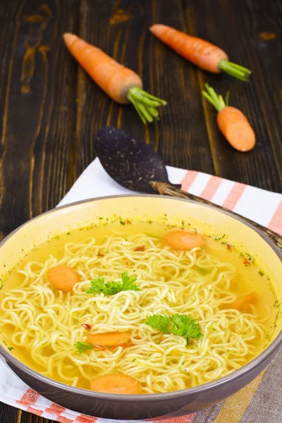 Supă de pui gustoasă cu noodles chinezești — Fotografie, imagine de stoc