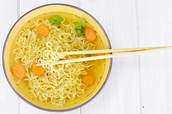 Sabrosa sopa de pollo con fideos chinos — Foto de Stock