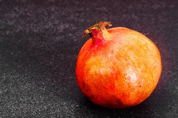 Pomegranate pada latar belakang gelap — Stok Foto