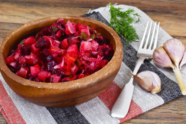 Здоровая и диетическая пища: салат со свеклой, луком, морковным винайгом — стоковое фото