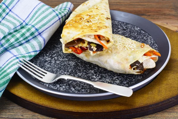 Shawarma Lavash with Chicken and Vegetables — Stock Photo, Image