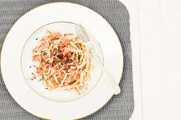 Салат из корня сельдерея или редиса, морковь и йогурт — стоковое фото