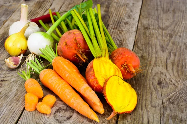 Höstens grönsaker rödbetor, lök och morötter — Stockfoto