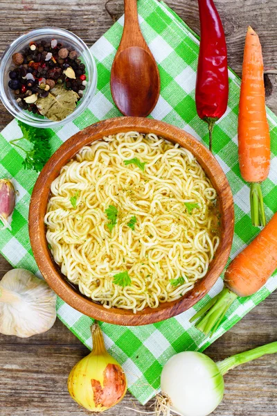 Sabrosa sopa de pollo con fideos chinos — Foto de Stock