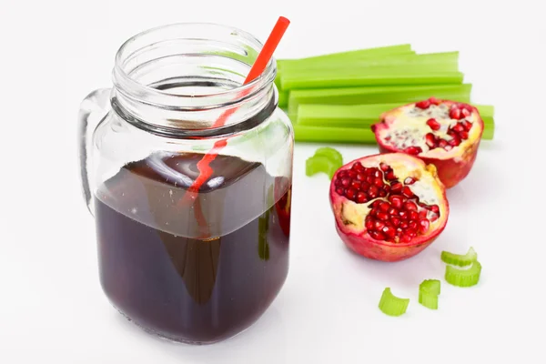 Granada fresca y jugo de apio sobre un fondo claro — Foto de Stock