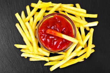 Ketçaplı patates kızartması.