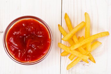 Ketçaplı patates kızartması.