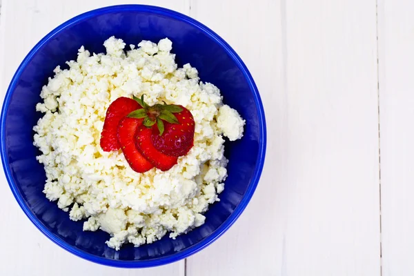 Home Alimentación Queso Cottage Grasa con cuentas de cuajada con fresa — Foto de Stock