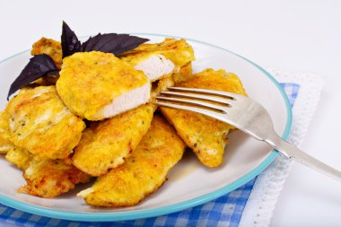 Ekmekli tavuk fileto otlar ile