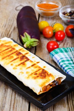 Nohut ve patlıcan ile ızgara pide