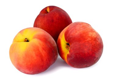 Beyaz arkaplanda şeftali izole