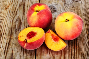 Beyaz arkaplanda şeftali izole