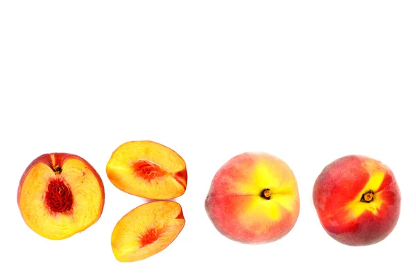 Персик ізольований на білому тлі — стокове фото