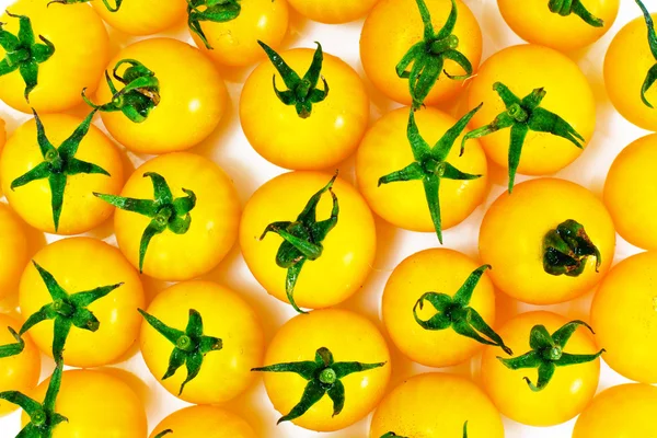 Tomate cerise jaune fraîche sur fond de whyite — Photo