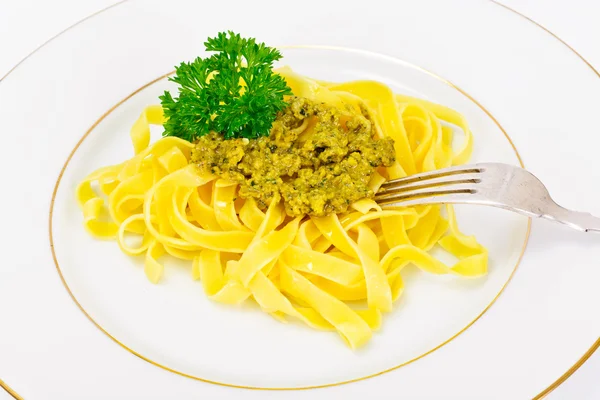 Massa com molho de pesto — Fotografia de Stock