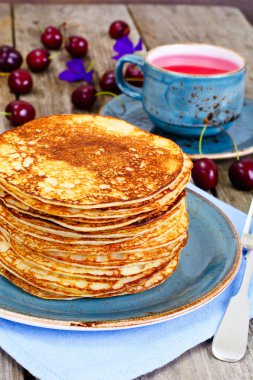 Bal ve Cherry ile lezzetli krep yığını