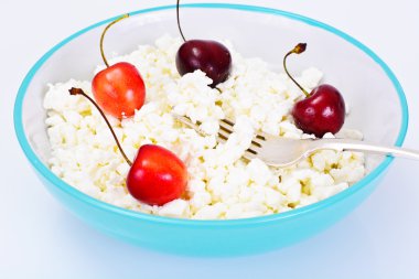 Süzme peynir ile tatlı kiraz