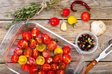 Kiraz domates ızgara zeytinyağı, sarımsak, kekik ve fesleğen ile