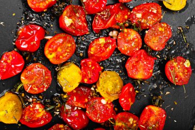 Kiraz domates ızgara zeytinyağı, sarımsak, kekik ve fesleğen ile