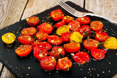Kiraz domates ızgara zeytinyağı, sarımsak, kekik ve fesleğen ile