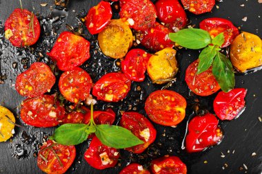 Kiraz domates ızgara zeytinyağı, sarımsak, kekik ve fesleğen ile