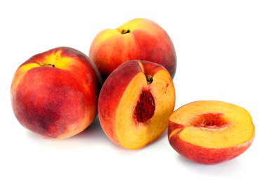 Beyaz arkaplanda şeftali izole