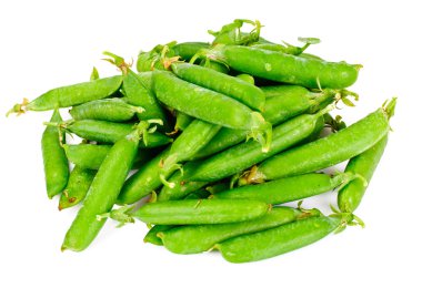 Beyaz arkaplanda yeşil bezelyeler izole