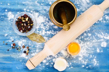 Un, yumurta ve oklava mavi bir arka plan üzerinde