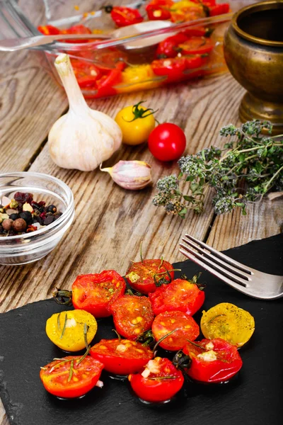 Cherry Tomato Grill  with Olive Oil, Garlic, Oregano and Basil — Stock Photo, Image