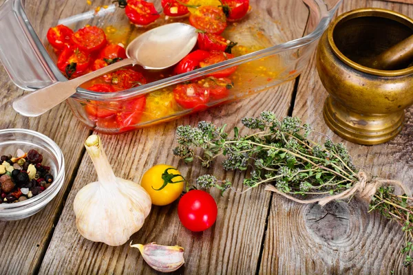 Cherry Tomato Grill  with Olive Oil, Garlic, Oregano and Basil — Stock Photo, Image