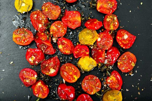 Вишневый томат гриль с оливковым маслом, чесноком, орегано и базиликом — стоковое фото