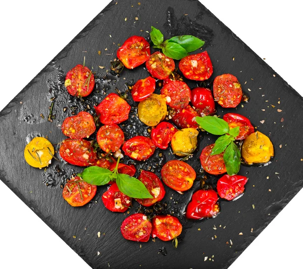 Вишневый томат гриль с оливковым маслом, чесноком, орегано и базиликом — стоковое фото