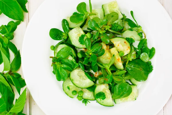 Salatalık, Semizotu ve karanlık disklerdeki yeşil bezelye salatası