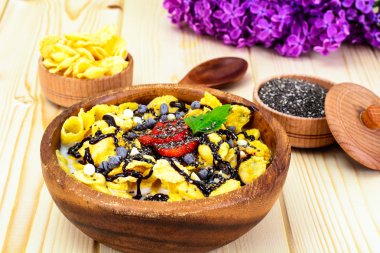 Çilek ile Mısır gevreği. Sağlıklı kahvaltı