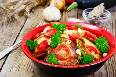 Kabak domates, kızarmış sarımsak